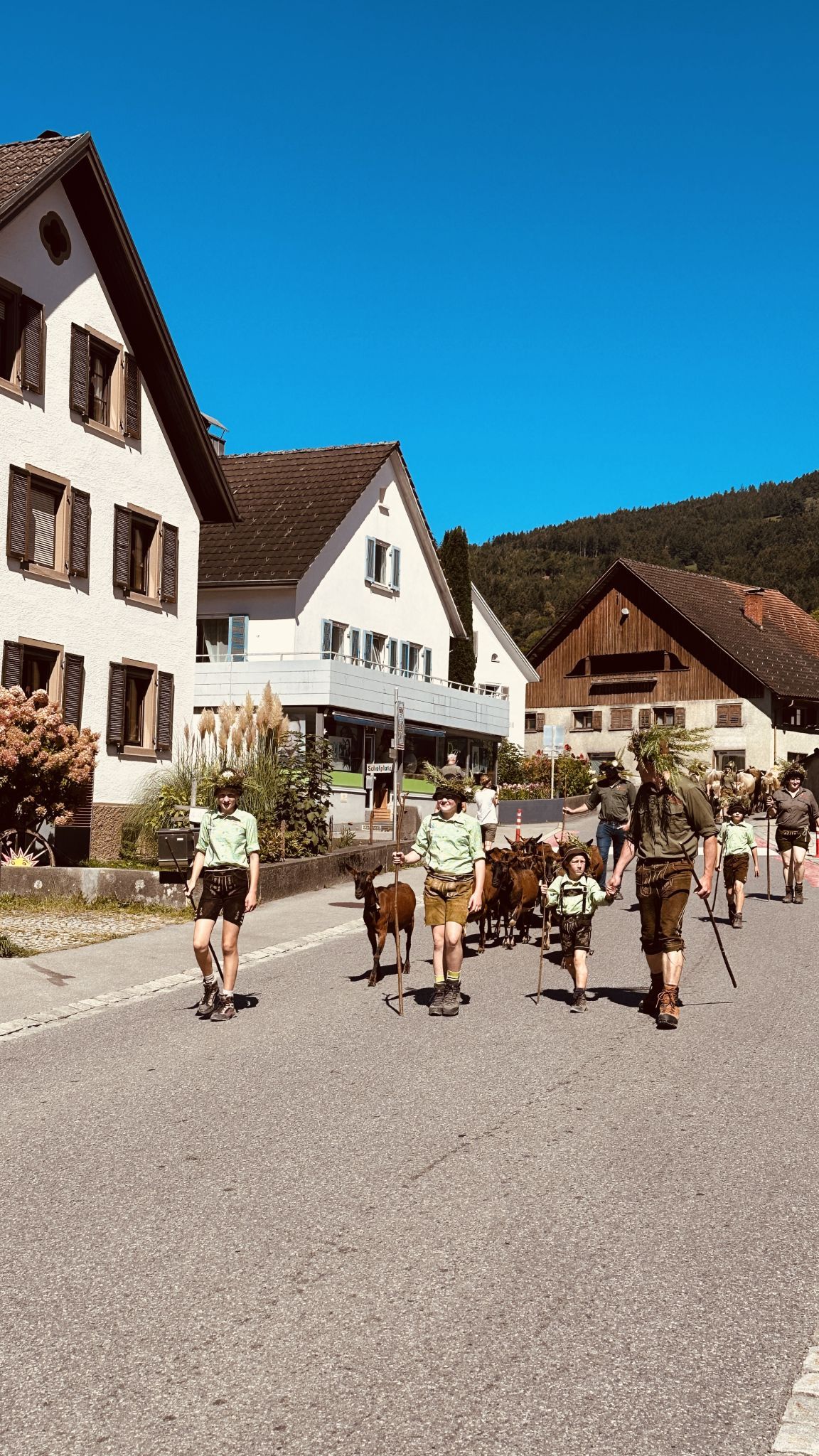 Die Sennerfamilie Mathis führt die Alp-Abfahrt an.