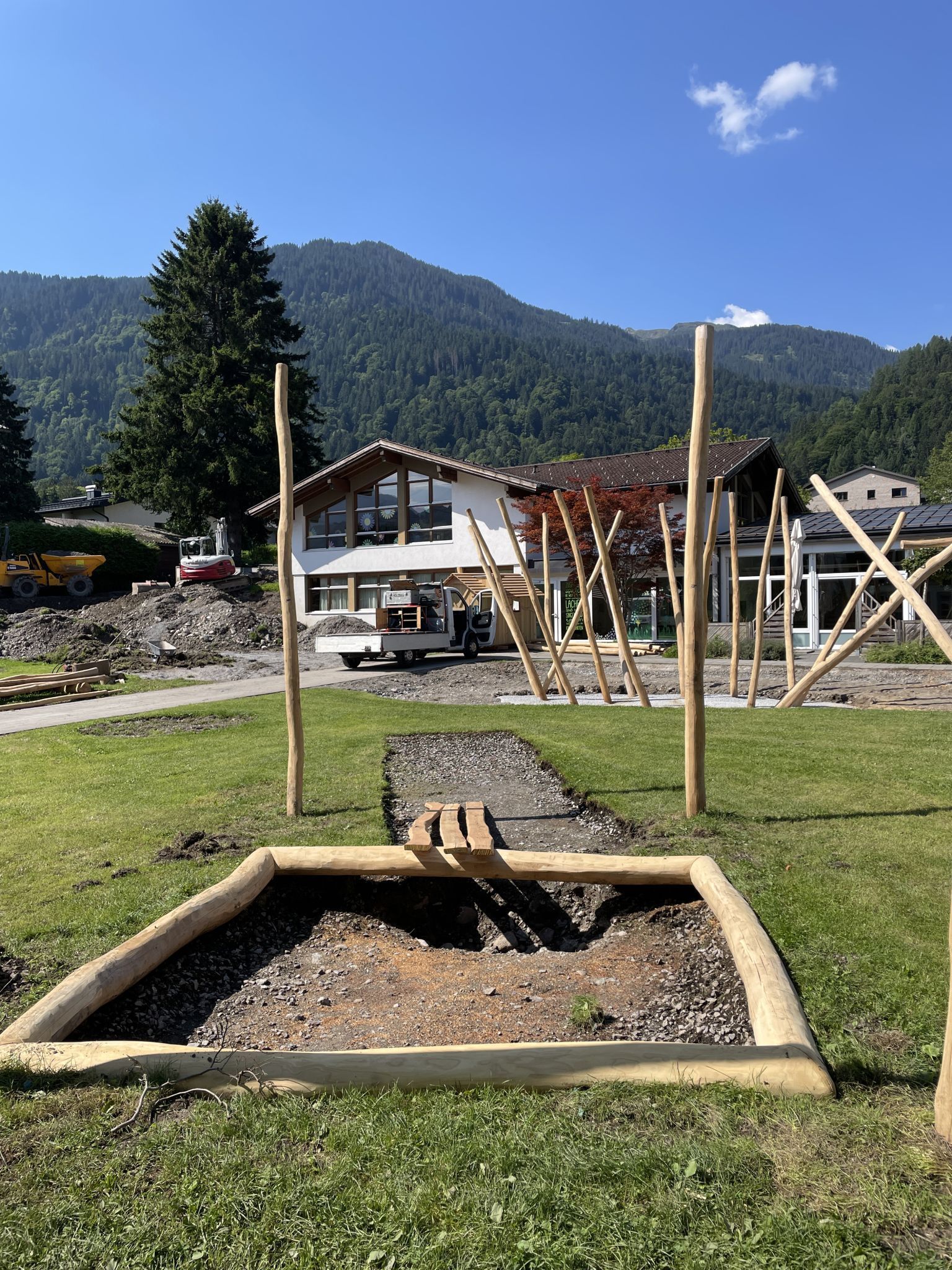 Beim Spielplatz wurden Geländekorrekturen durchgeführt und die Fläche erweitert.