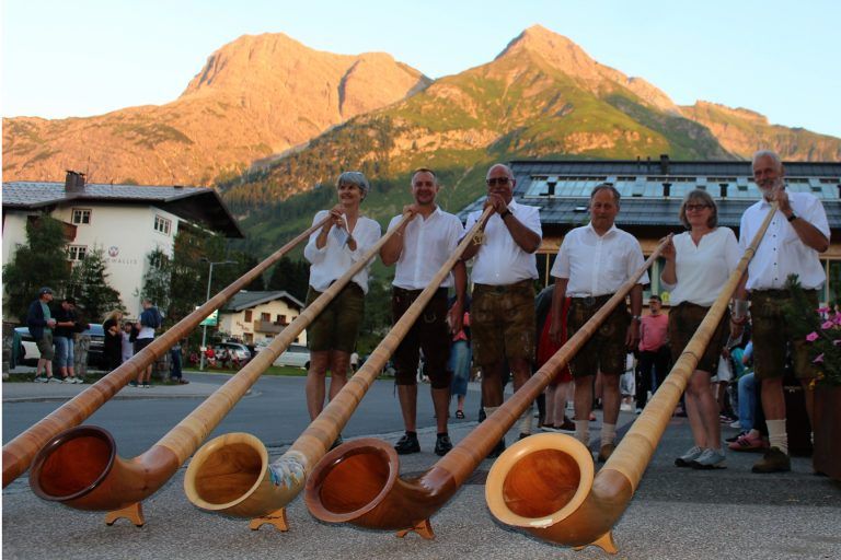 Das Alphorn-Ensemble Warther Horn unter Leitung von Heinz Feuerstein verkürzte den zahlreichen Gästen ebenso wie das Farbenspiel der untergehenden Sonne die Wartezeit auf die Bergfeuer-Entzündung.