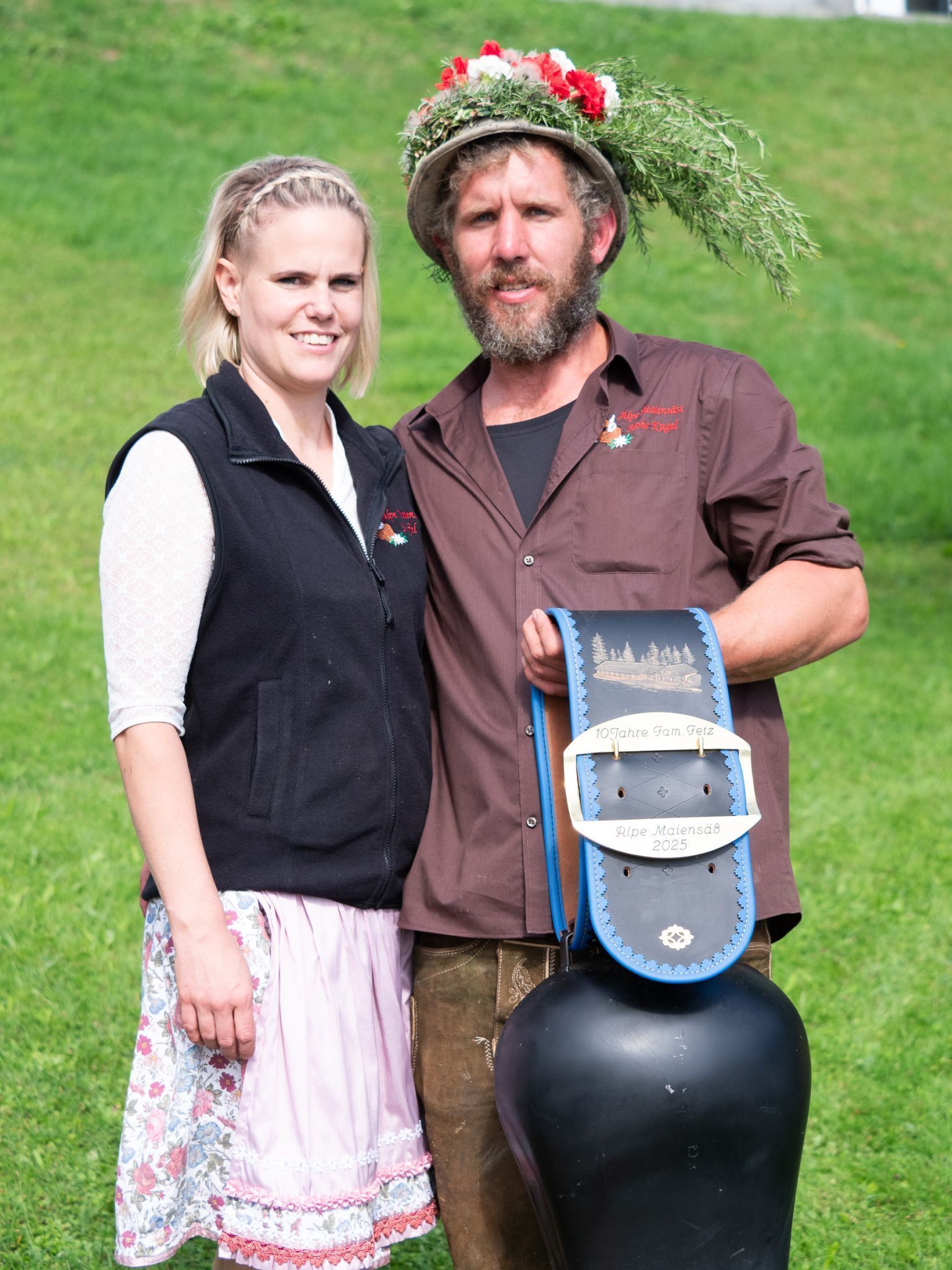 Christof Fetz mit Verena erhält zum Dank für 10 Jahre Maiensäss eine schöne Kuhglocke