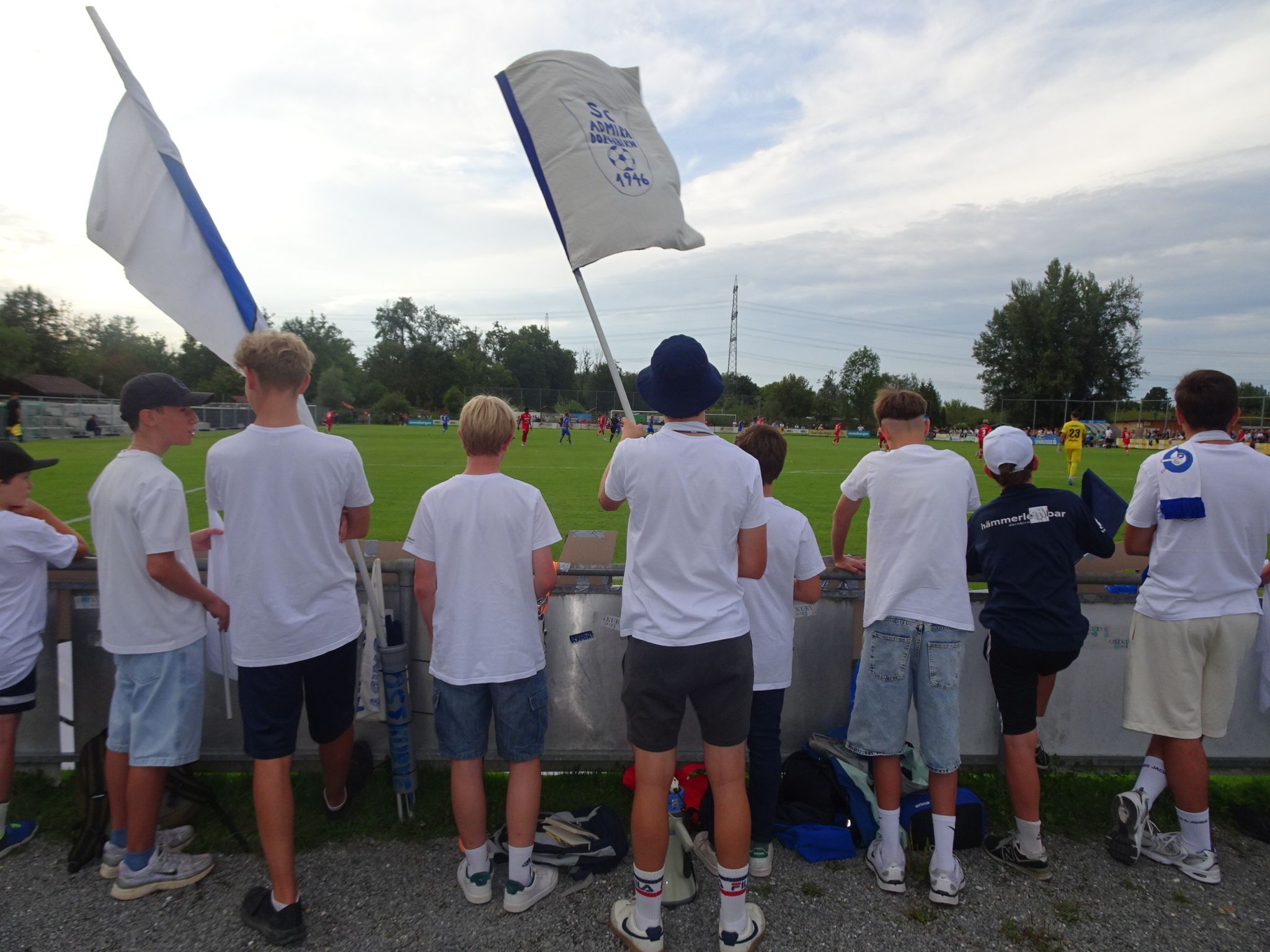 Bereits 40 Minuten vor jedem Spiel versammeln sich die Mitglieder mit Pauken und Trompeten am Spielfeldrand.