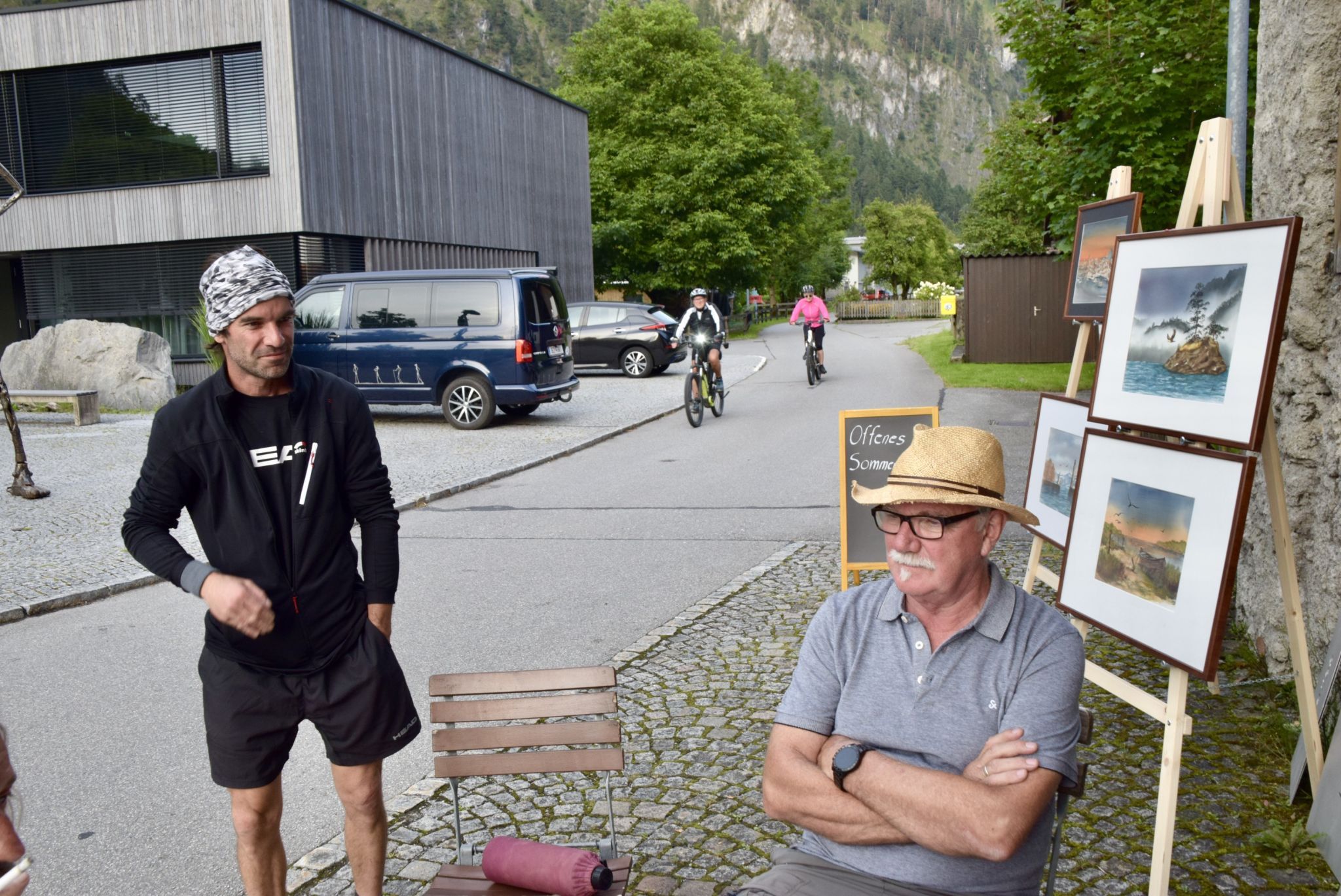 Walter Linder (links im Bild - im gehört das Haus Nr. 10) und Künstler Elmar Frick.