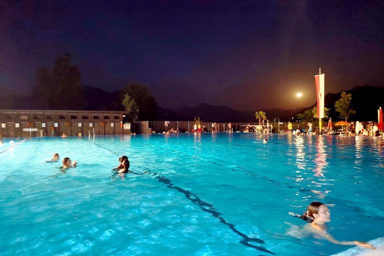 Rauschende Vollmondnacht in der Felse : Abkühlung unter Sternen: Baden bei 26 Grad Wassertemperatur bis kurz vor Mitternacht.