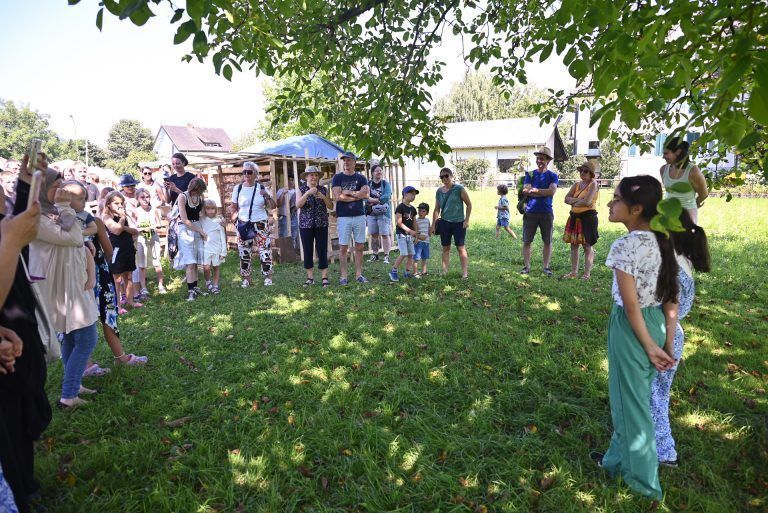 Kinder bauen ihr eigenes Dorf: Auf der Wiese hinter dem Druckwerk dürfen die Kinder sechs Wochen im Sommer werken, schaffen und kreativ sein.