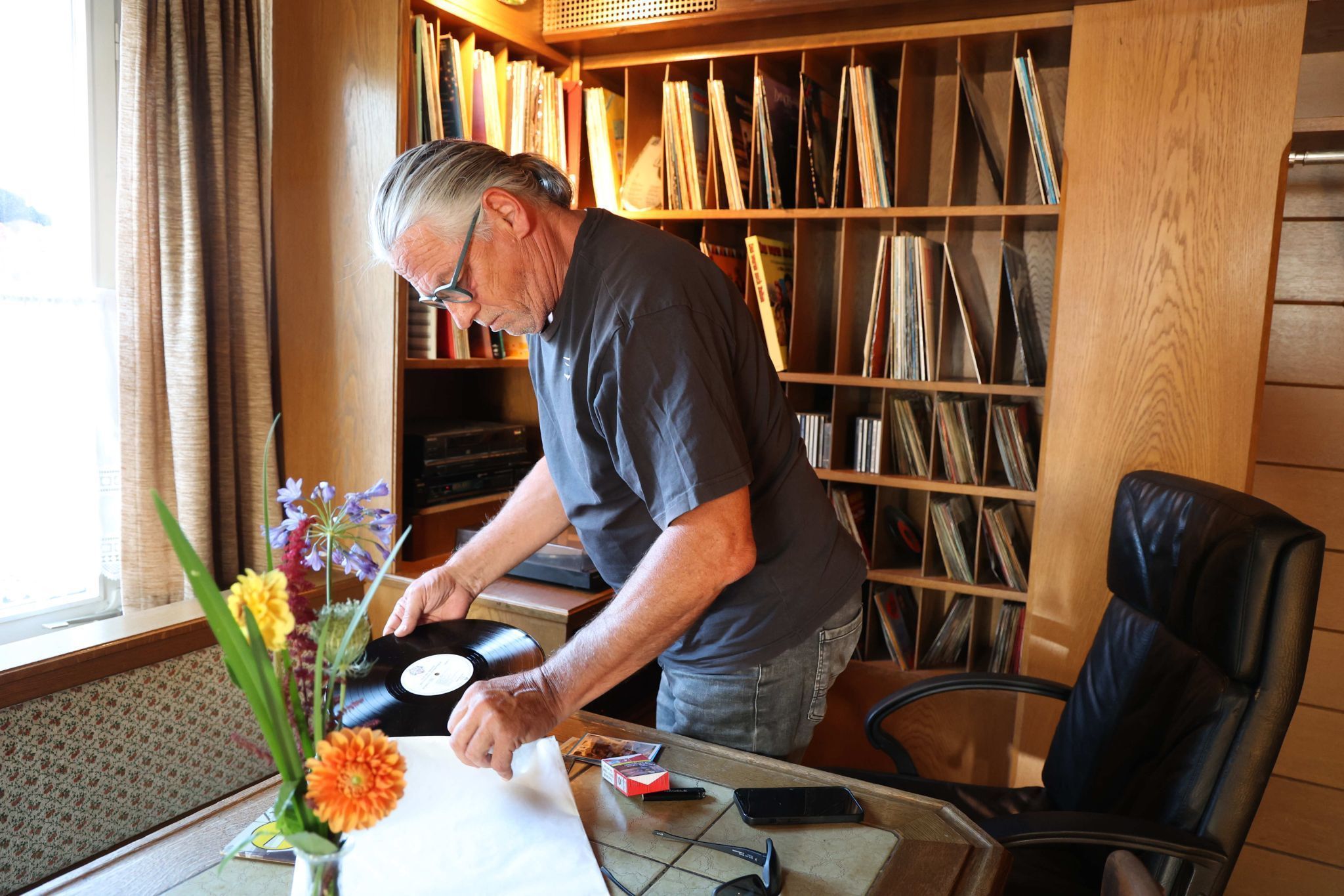 Paul Winkler in der Schallplattenecke.