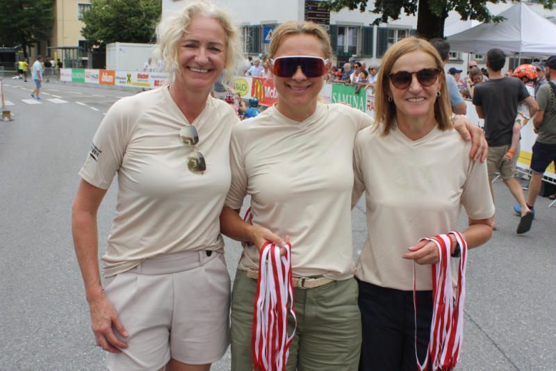 Sabine Dallinger, Silvia Andrich-Nenning, Andrea Deutschl übergeben die Medaillen an die Kids.