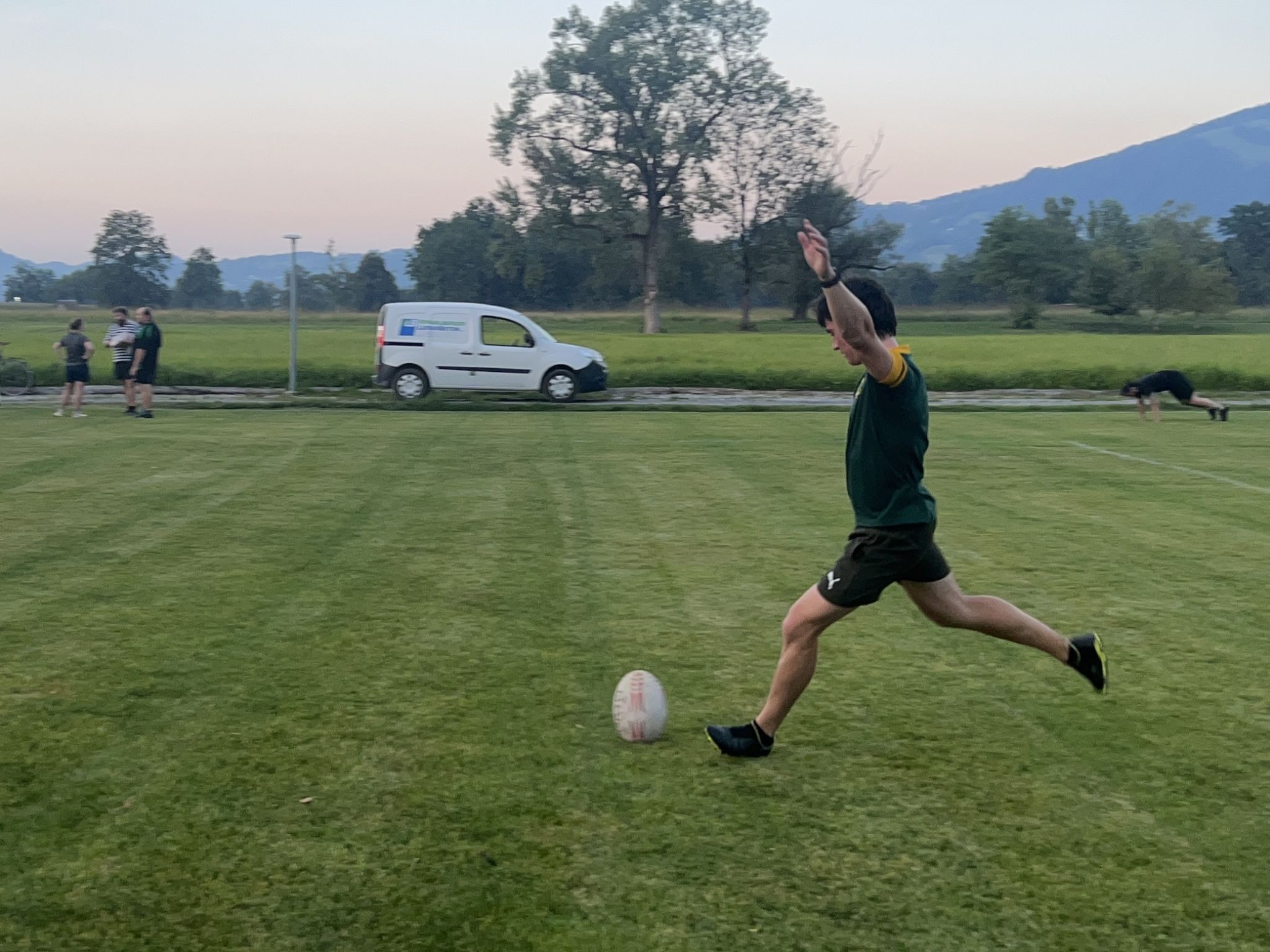 Ein Spieler trainiert das kicken des Balls