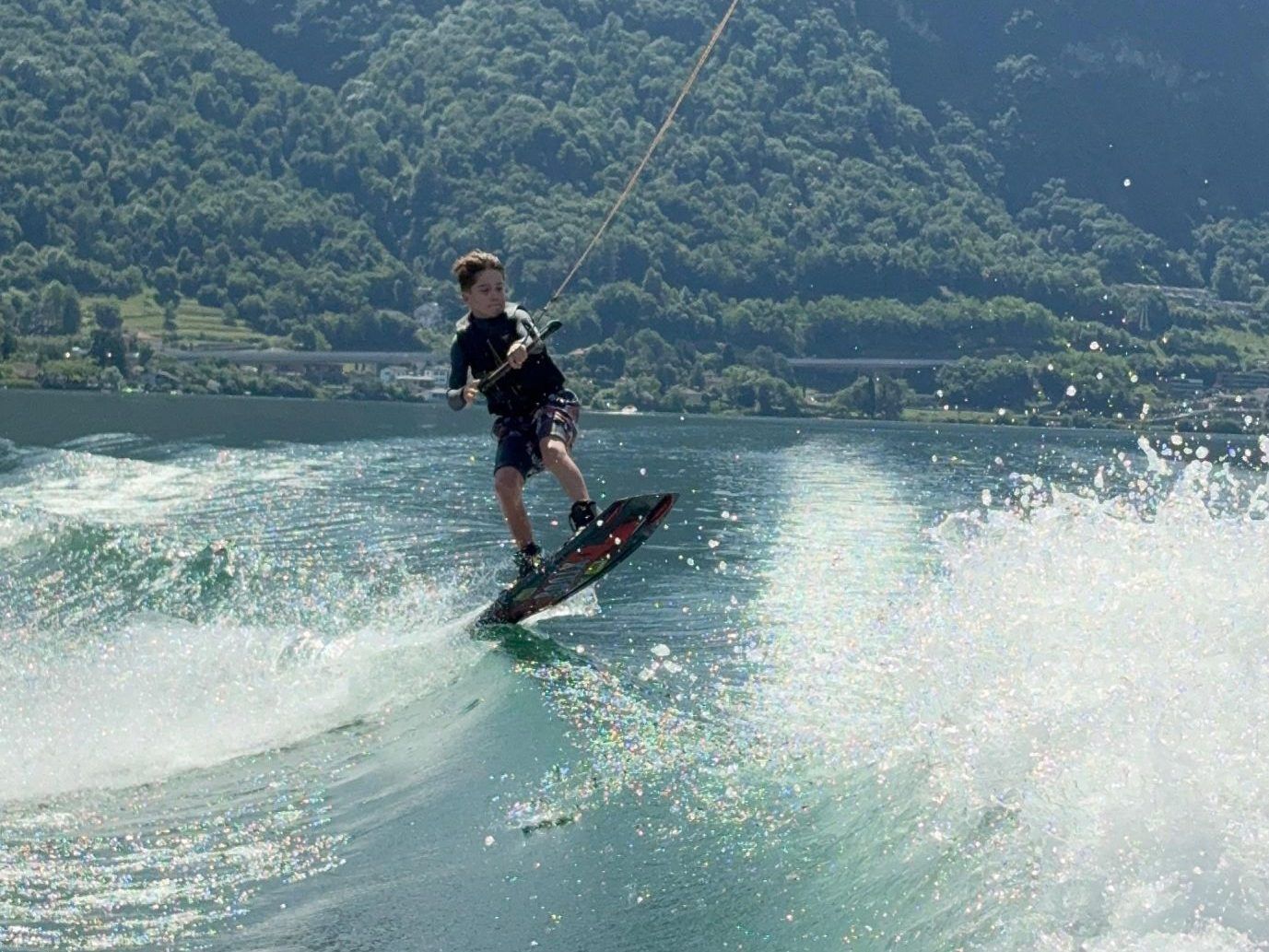 Die Wakeboard-Freunde aus Bildstein: Kimi Lechner beim Training.