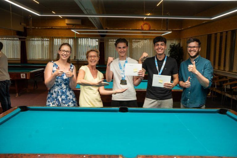 Nathalie Koch, Martina Rüscher und Johannes Herburger (r.) gratulierten Markus Schleindler und Atila Seymen zu EM-Medaillen.