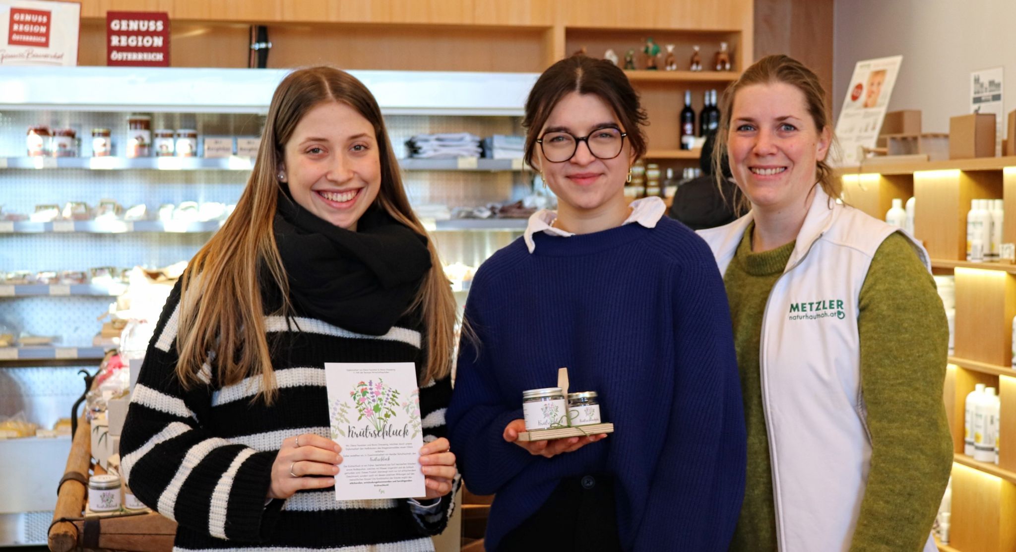  Elena Feurstein und Mona Greussing (im Bild mit Magdalena Metzler) gewannen 2024 mit ihrem Projekt „Krütrschluck“ gleich drei Trophäen.   