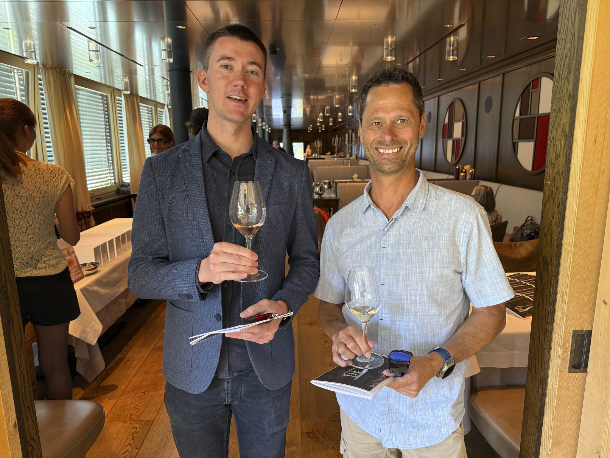 Sommeliers Jonas Fröscher und Christoph Müller beim Probieren