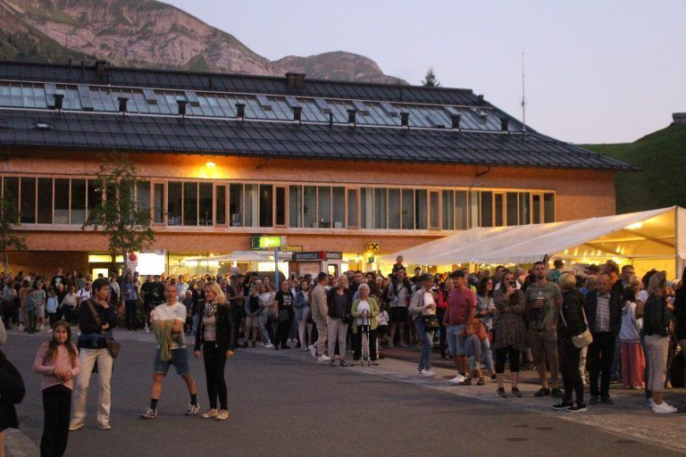 800 Fackeln für das 180-Meter-Bergfeuer: Rund zwei Stunden lang konnten die zahlreichen Gäste ein ganz besonderes Schauspiel verfolgen: von Entzünden der ersten von 800 Fackeln bis zum Verlöschen der letzten.