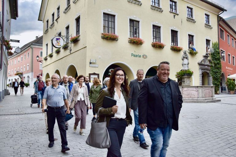 "Die Menschen litten wirkliche Not": Die Bludenzer Vize-Bgm. Andrea Mallitsch und Dr. Franz Valandro (beide vorne) spazieren anlässlich der Eröffnung der Sommerausstellung durch die Werdenbergerstraße - im Hintergrund der Nepomukbrunnen in der Rathausgasse.
