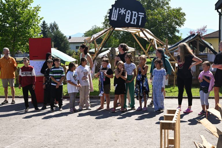 Kinder bauen ihr eigenes Dorf: Am Freitag führten die Kinder die Erwachsenen durch ihr eigens erschaffenes Dorf.