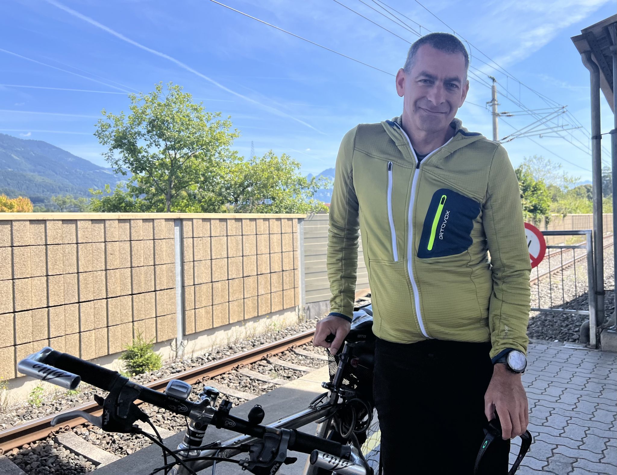 Wolfgang Mathis fährt jeden Tag mit dem Fahrrad zum Bahnhof.