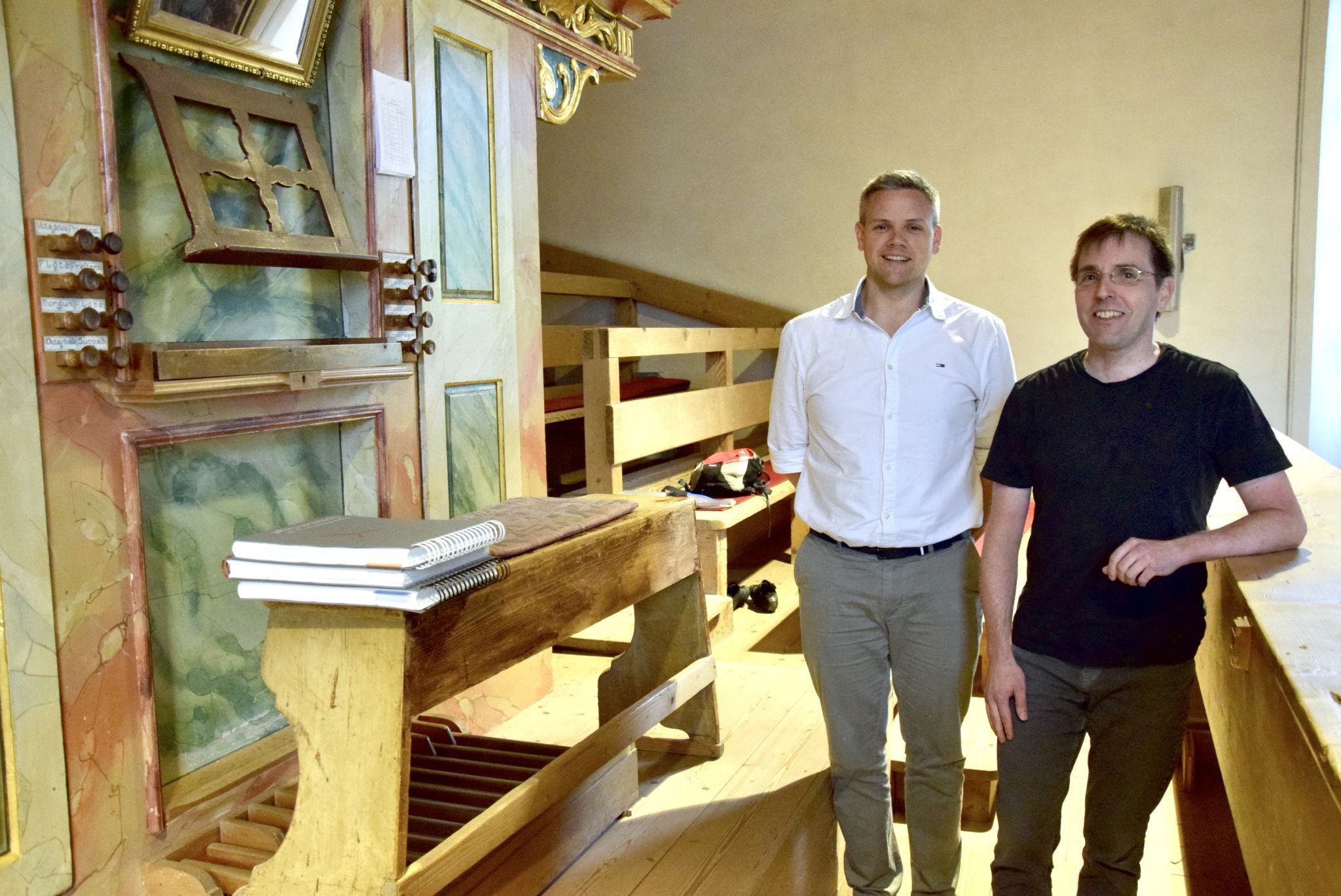 Der Feldkircher Domorganist Johannes Hämmerle (r.) und der Montafoner Thomas Schuler stellten Interessierten die Orgel von Johann Michael Grass in der Pfarrkirche Bartholomäberg vor.