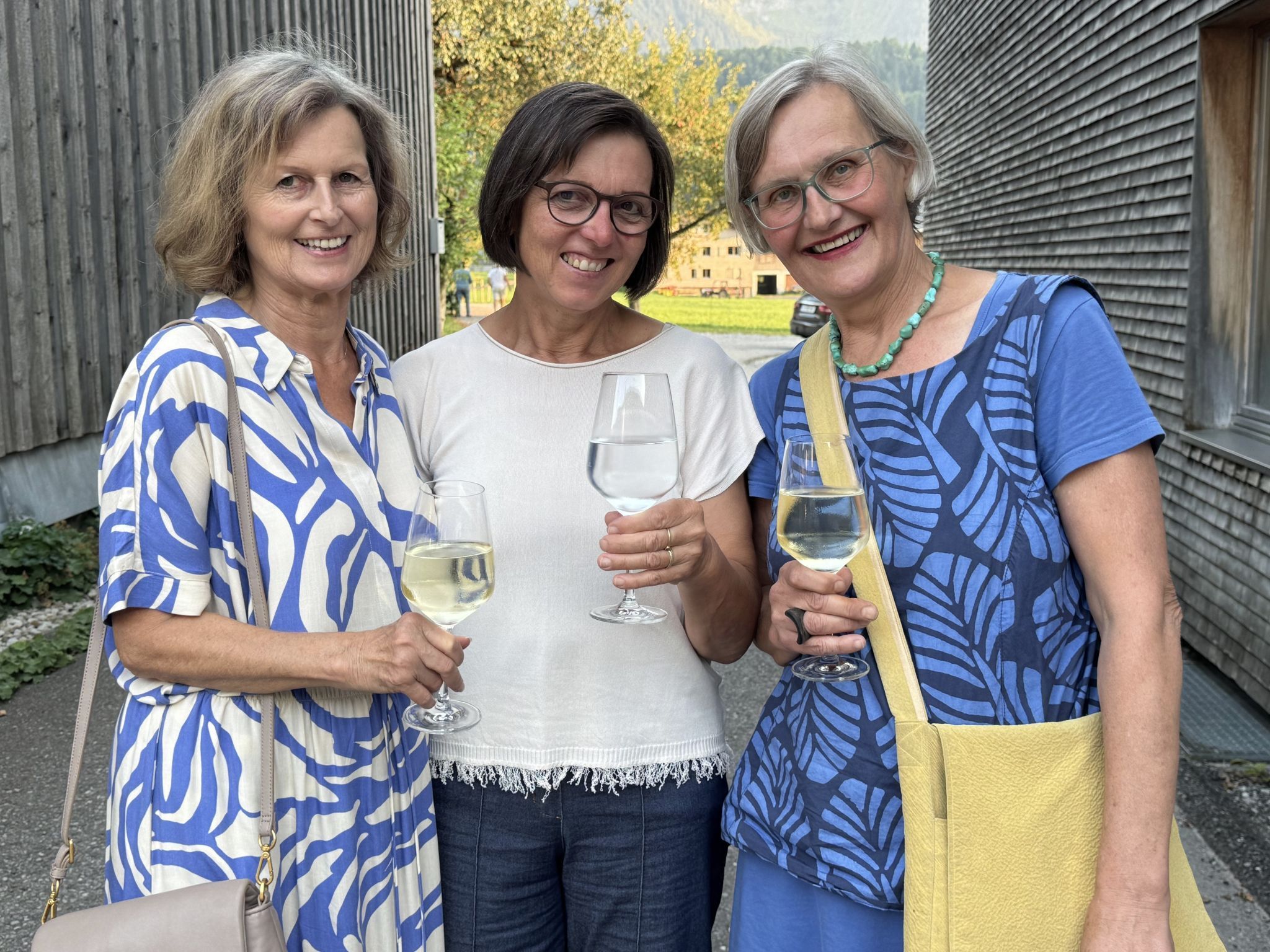 Künstlerin Daniela Bechter, Franziska Dür und Künstlerin Annerose Willam.