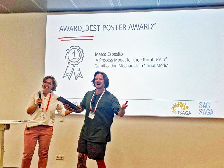 Marco Esposito wurde für seine Masterarbeit zum ethischen Einsatz von Gamification in sozialen Medien mit dem Best Poster Award geehrt.@privat