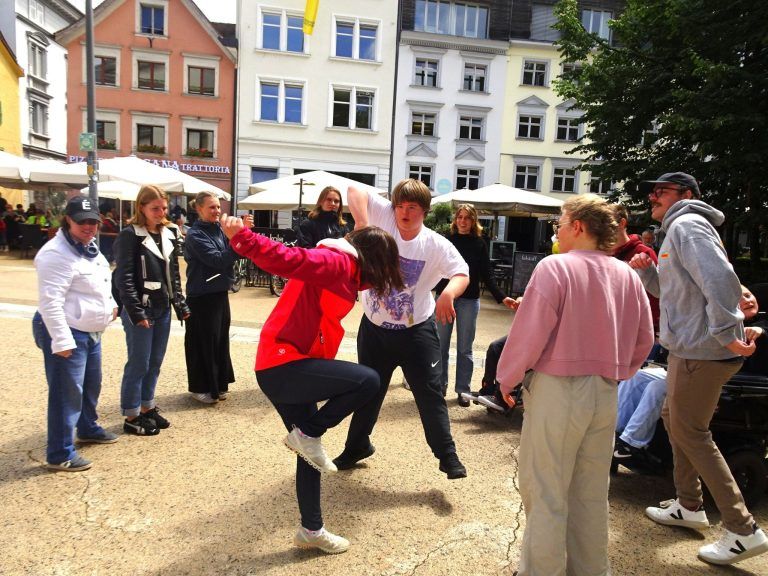 Eine Woche fürs Herz : Die Campteilnehmer mischten mit Tanzeinlagen die Bregenzer Innenstadt auf.