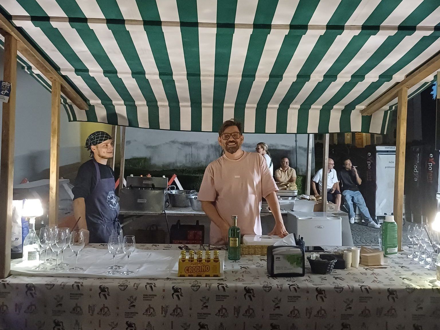 Dieter Sapper vom Il Paradiso präsentiert seine hausgemachten sizilianischen Spezialitäten.