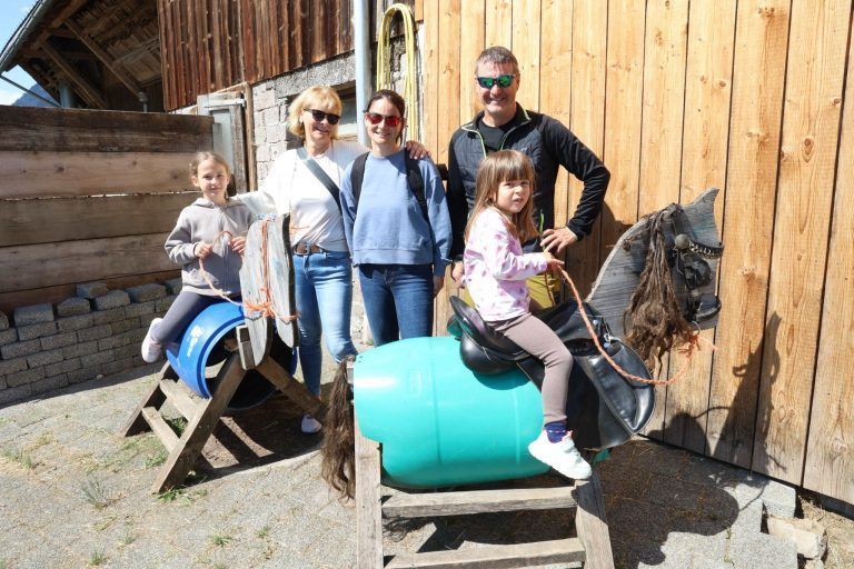 Neuer Reitplatz für den "Saminahof": Sophia, Monika, Jaqueline, Norbert und Amelie.