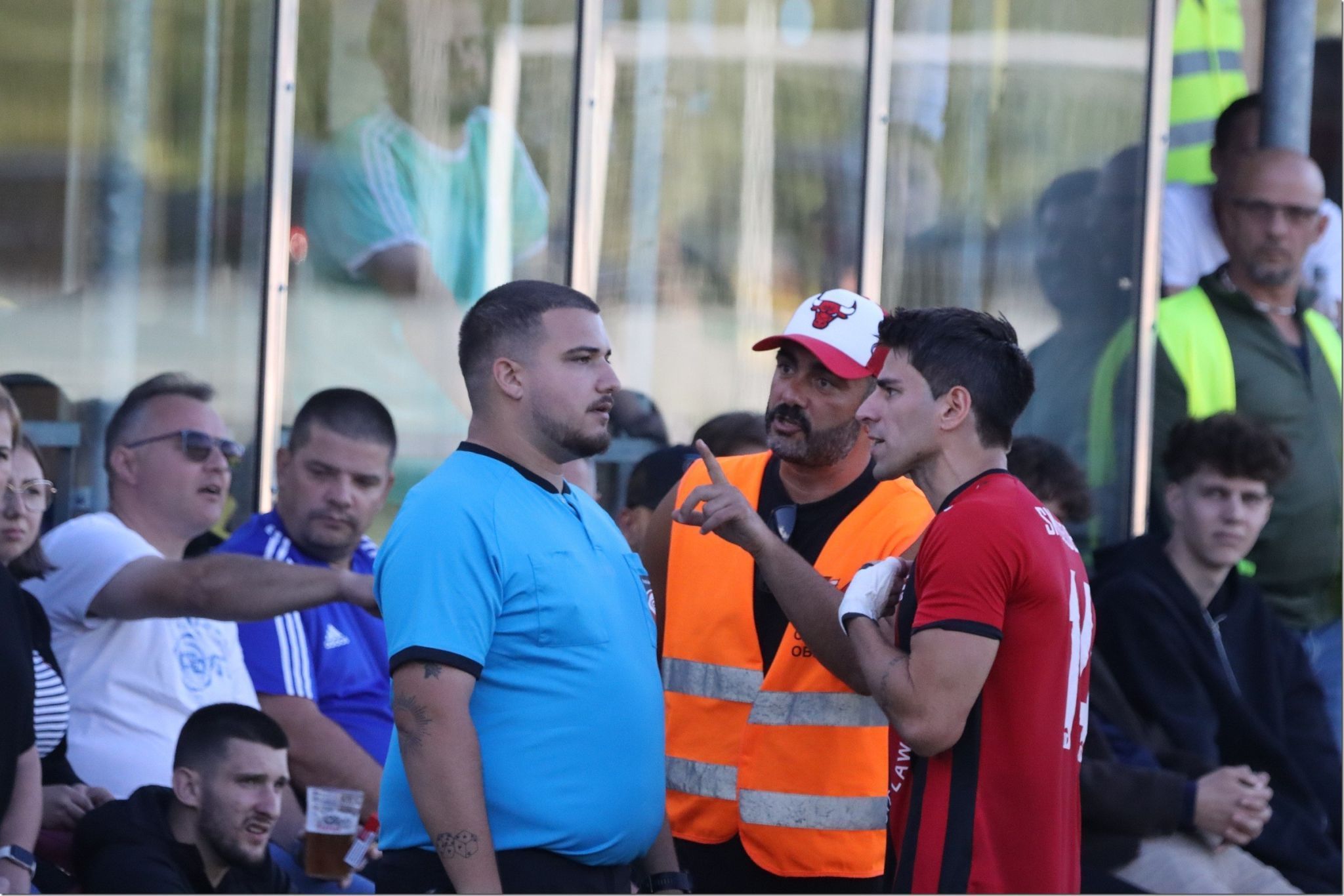 Tamer Özcan wollte die Rote Karte nicht annehmen. 