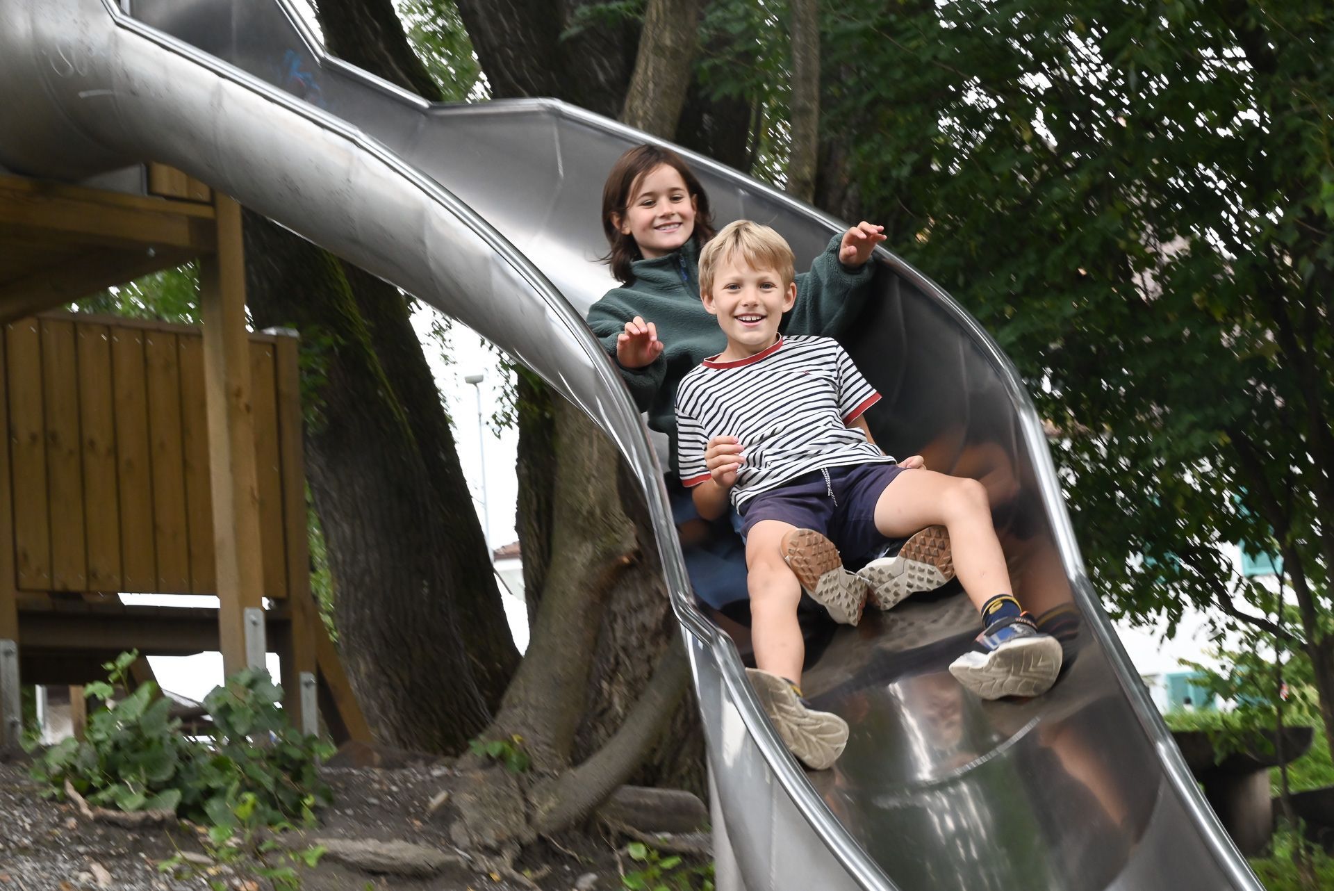 Gemeinsam auf dem Spielplatz toben, ist für sie noch immer richtig cool.