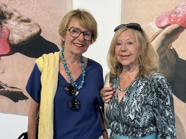 Körper, Raum und Erinnerung: Margit Müller-Schwab und Stadtvertreterin Roswitha Steger.