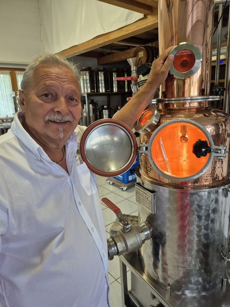 Der Gin ist sein Ding: Stolz ist der Lustenauer auf seinen Brennofen, der mit allen Schikanen ausgerüstet ist-.