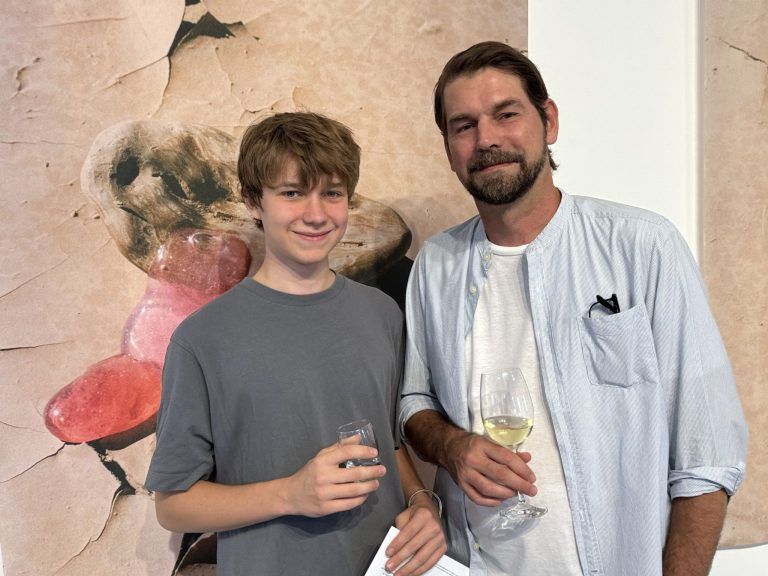 Körper, Raum und Erinnerung: Creative Director Michael Kaiser mit Neffe Leo.