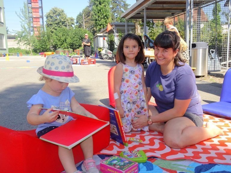 Die rollende Schatzkiste für Kinder: Lea, Lola und Marie waren zum ersten Mal beim Spielebus und erlebten eine feine Zeit mit tollem Spielangebot.