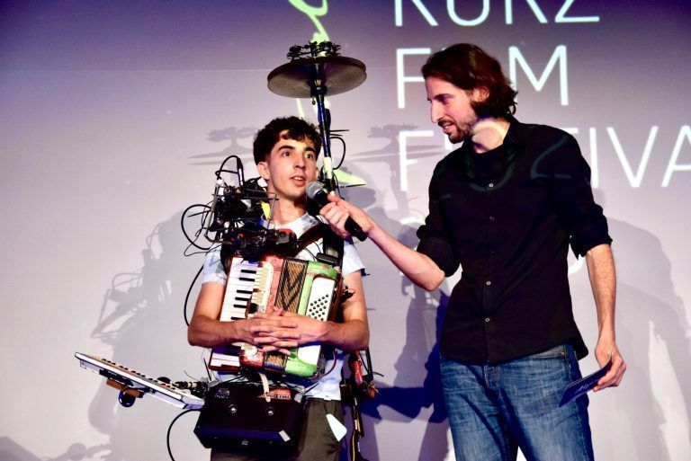 Im Rahmen des Alpinale-Gewinnspiels spielte  Efren Moreno  mit den zwölf Instrumenten an seinem Körper die Filmmelodien, die es zu erraten galt. Moderator Christoph Rainer interviewte ihn.