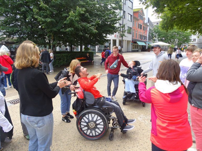 Eine Woche fürs Herz : Die Campteilnehmer und ihre Betreuer versprühten pure Lebensfreude am Kornmarktplatz.