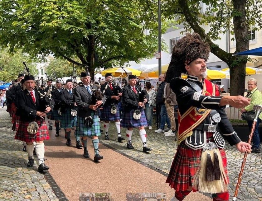 Die Bands aus dem Leiblachtal, aus Bad Waldsee und aus Schottland marschierten bunt gemischt und präsentierten sich so in ganzer Farbenpracht.