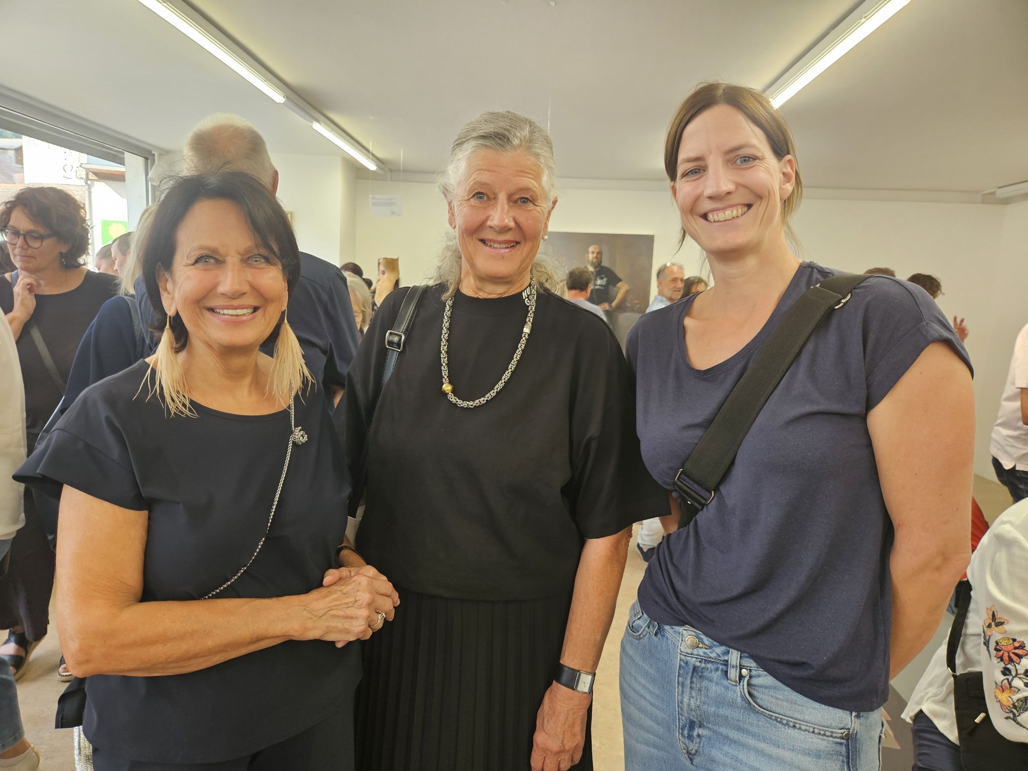 Rita Singer (l.) erläutert Ulrike Bereuter und Pia Zimmermann die Intentionen ihres Werks.