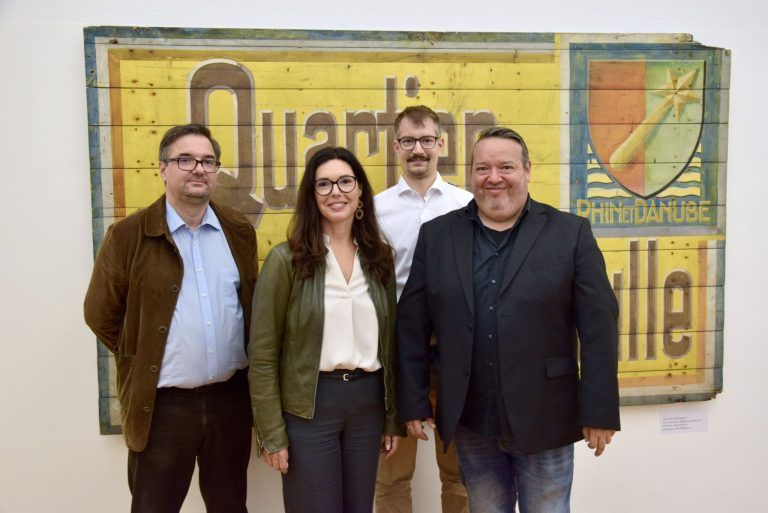 "Die Menschen litten wirkliche Not": Historiker Christof Thöny, die Bludenzer Vize-Bgm. Andrea Mallitsch und die beiden Historiker Stefan Stachniß und Dr. Franz Valandro inmitten der Sommerausstellung 2025 im Kunstraum Remise.