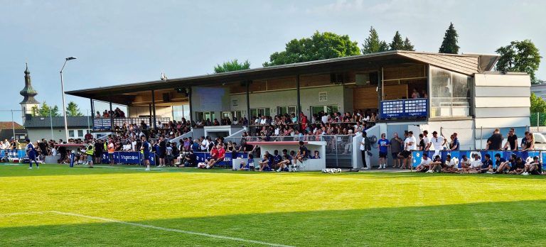 Treffpunkt Fußballplatz: Die Kampfmannschaft des SV typico Lochau startet mit dem ersten Heimspiel am kommenden Freitag, dem 15. August, um 14 Uhr hochmotiviert in die neue Meisterschaft 2025/26. Die Lochauer Fußballfans sind herzlich willkommen! 