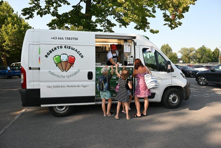Der Eiswagen ist da: So etwas haben viele noch nicht gesehen und bleiben neugierig stehen.