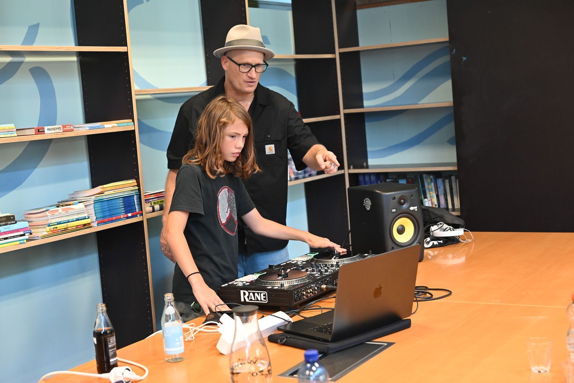 DJ Funky Mike leitete die Jugendlichen an und gab ihnen wertvolle Tipps.