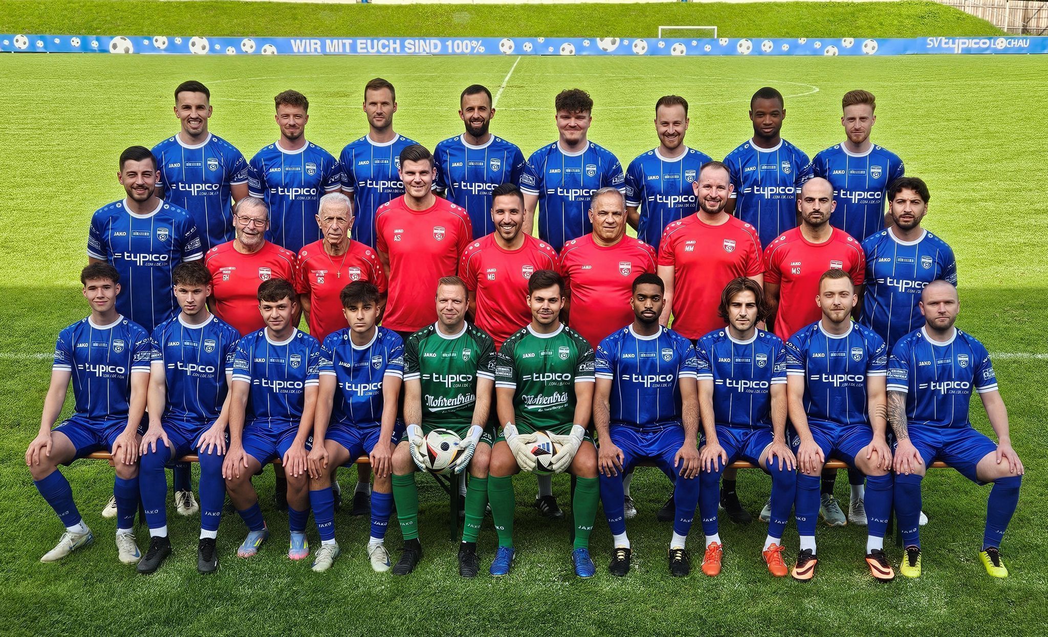 SV typico Lochau – Kader der Kampfmannschaft 2025/2026: 1. Reihe von links: David Eberle, Simon Eberle, Enes Aktuna, Ismail Bozbiyk, Fabio Pfleger, Sandro Eichhübl, Nelson Votu, Mete Dastan, Marcel Ladinek, Raphael Mathis; 2. Reihe von links.: Egon Haag (Obmann), Fabio Feldkircher, Georg Herrmann (Physiotherapeut), Roland Schlattinger (Betreuer), Andreas Simma (Co-Trainer), Metin Batir (Trainer), Hanno Trotter (Tormanntrainer), Michael Maas (Physiotherapeut), Martin Ströbele (Athletiktrainer), Melih Erdogan; 3. Reihe von links: Robin Lhotzky, Alexander Rundstuck, Dennis Kloser, Kristijan Dulabic, Fabian Dominikovic, Kevin Prantl, Osahenmwenda Amenaghawon, Patrick Prantl. Es fehlen: Luca Forster, Benjamin Kaufmann, Haris Bibic, Eldar Mehmedovic, Guilherme Junio da Silva.
