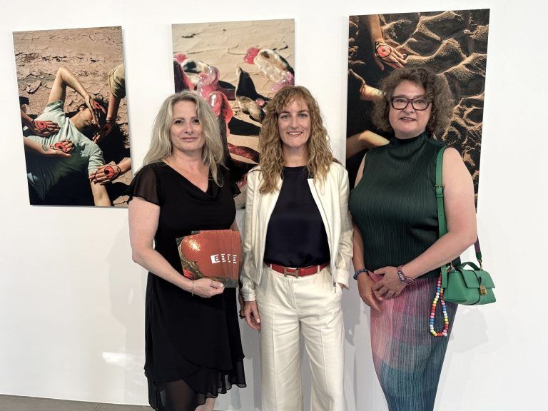 Bildraum Bodensee-Leiterin Carmen Zanetti mit Künstlerin Nicole Weniger und Vernissagerednerin Karin Pernegger bei der Ausstellungseröffnung.