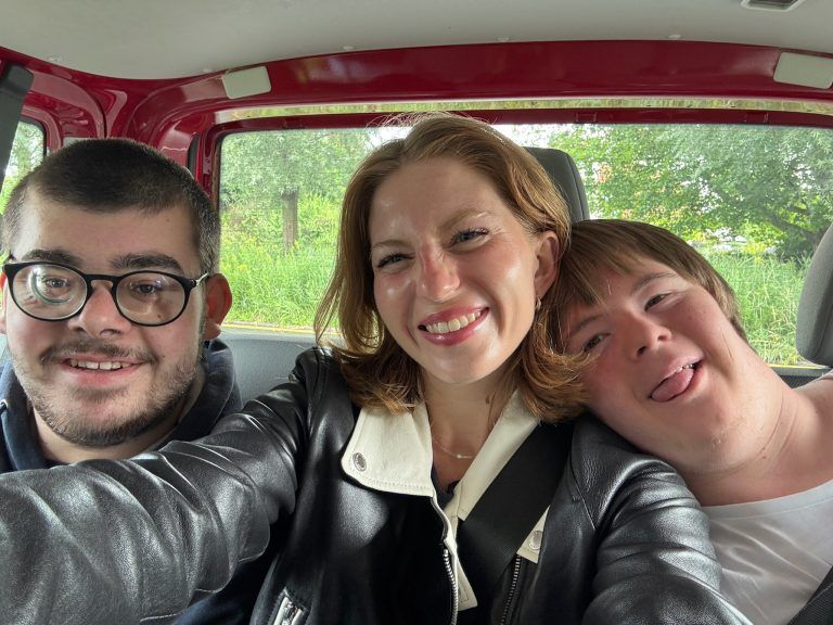 Eine Woche fürs Herz : Valentina mit Ramon und Jakob - auch heuer kam der Spaß im Sonnenblumen-Camp nicht zu kurz.