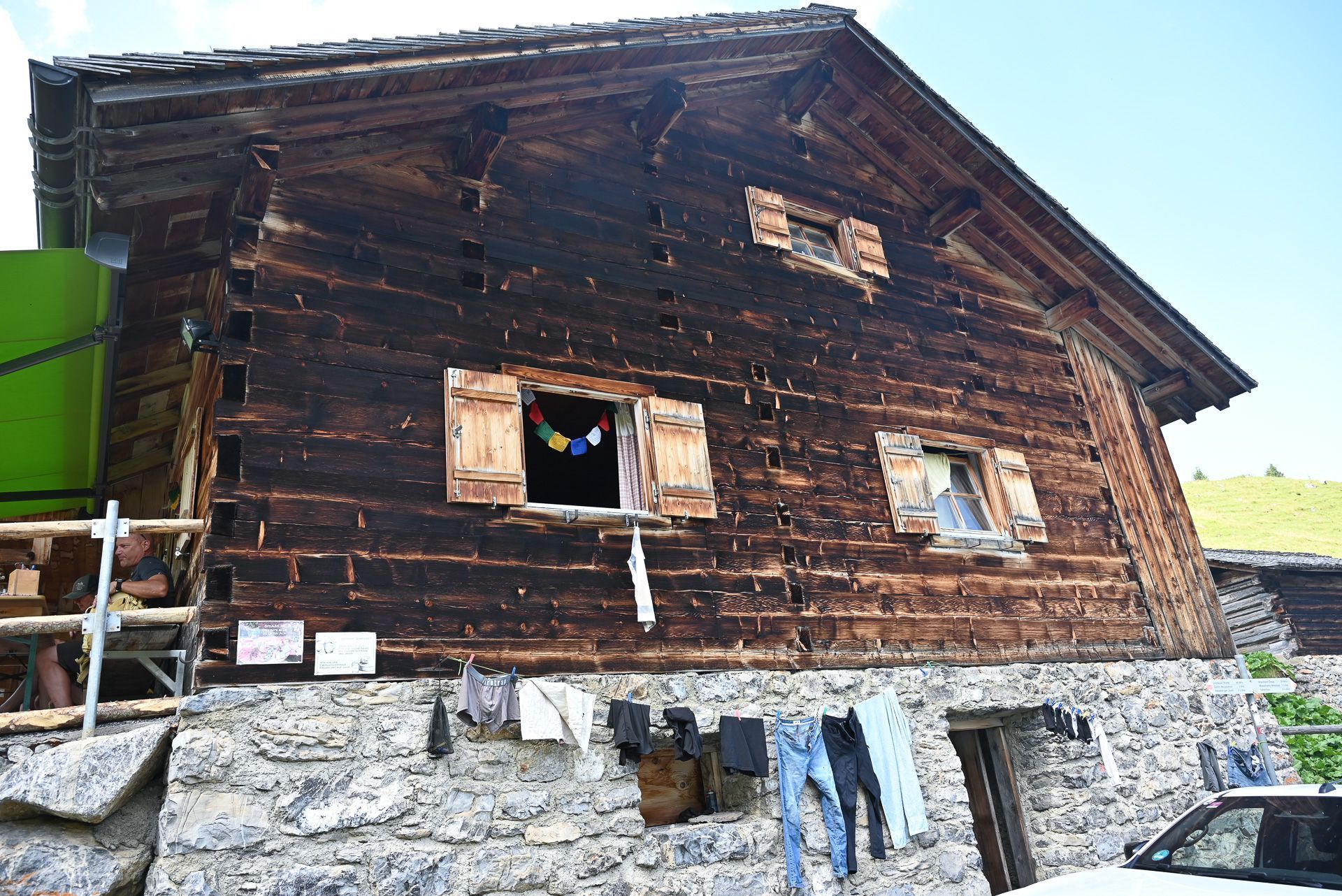 Thomas ist den ganzen Sommer auf der Alpe Oberlatschätz. Am Wochenende unterstützt ihn seine Frau Moni.