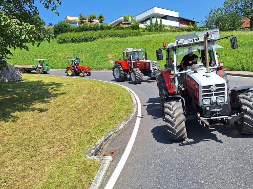 Skurille Fahrzeuge auf Fraxerns Straßen