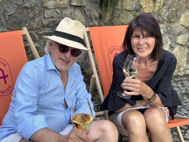 Wein, Cider und Heurigenschmankerl: Künstlerin Carmen Margot Lins und Weinliebhaber Arnold M. Lins.