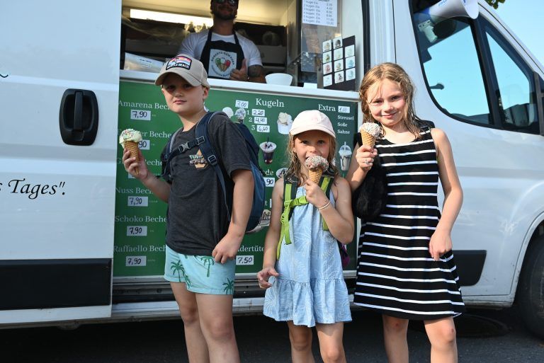 Der Eiswagen ist da: Felix, Mathilda und Lena haben sich ein leckeres Eis mit viel Streuseln gekauft.
