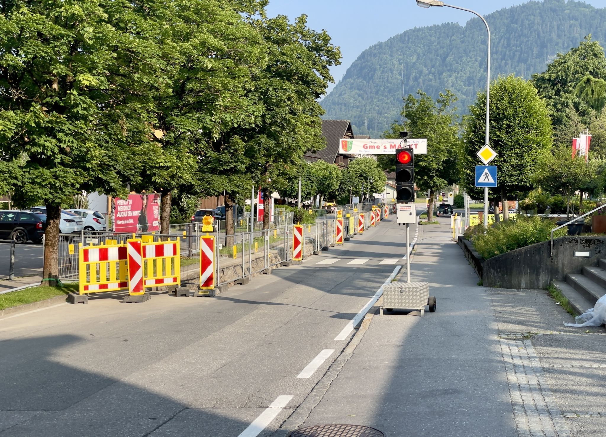 Die Bauarbeiten führten zu massiven Einschränkungen und Umleitungen im und um das Dorfzentrum.