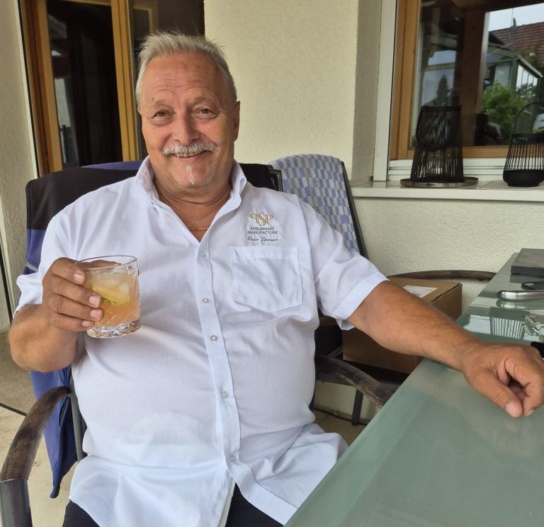 Der Gin ist sein Ding: Vier Jahre hat Peter Sperger experimentiert. Das Ergebnis ist ein mehrfach hoch prämierter Gin. JH