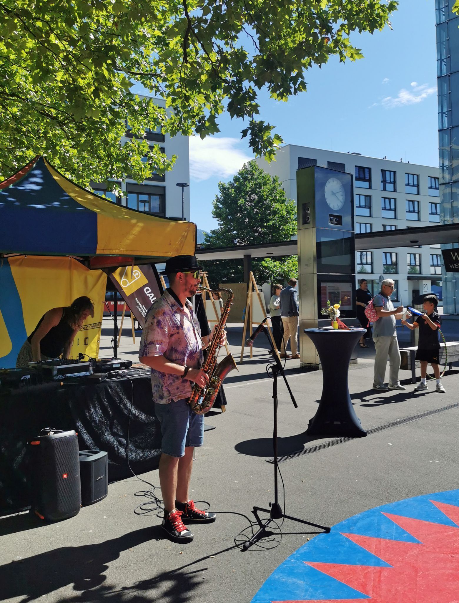 Live-Musik sorgt für Stimmung auf dem Bahnhofsvorplatz.