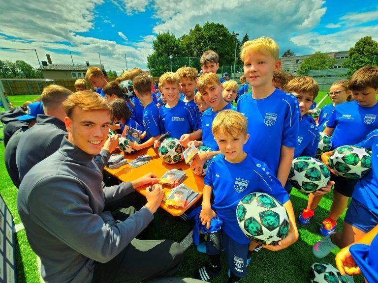 Lochauer Fußballcamp begeisterte viele junge Talente: Weitere Impressionen vom großen „Leiblachtaler Raiffeisen Fußball-Nachwuchs-Camp“ des SV typico Lochau im Stadion Hoferfeld. (Bildergalerie)
